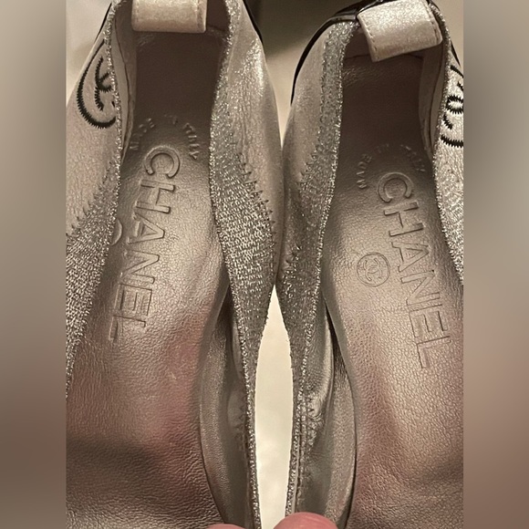 Chanel Size 39 Black Patent and Silver Pumps. - Picture 5 of 13